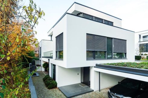 Rolltore Haus mit Rollladen und Rolltoren